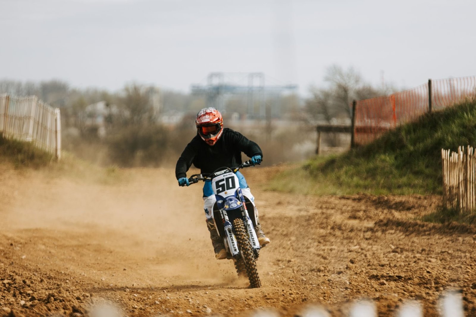 Motocross trifft Pferdesport: Schutz vom Sattel lernen