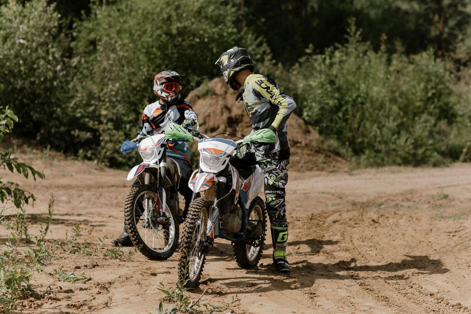 Schutzausrüstung für Motorsportler: Was Offroad-Fahrer lernen können
